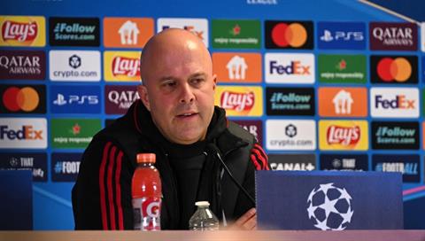 Arne Slot lên tiếng về khả năng bị Xabi Alonso thay thế