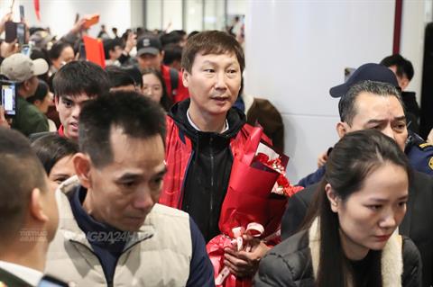 Fan quây kín chào đón HLV Kim Sang Sik và U23 Việt Nam về nước
