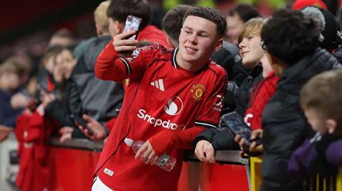 Con trai Wayne Rooney có trận ra mắt tại Old Trafford