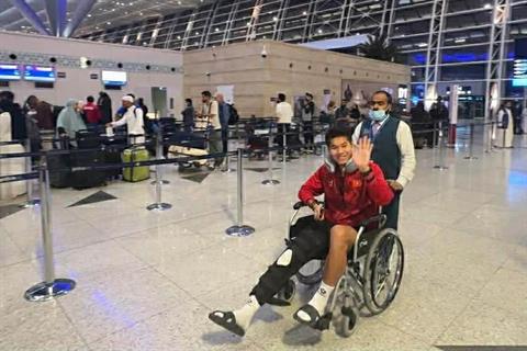 Hiểu Minh phải ngồi xe lăn, U23 Việt Nam ra sân bay về nước lúc nửa đêm