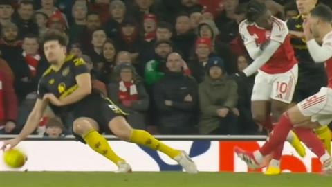 CĐV Arsenal phẫn nộ với VAR vì 2 tình huống tranh cãi ở trận thua MU