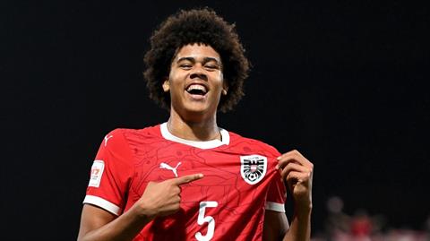 Liverpool đạt thỏa thuận chiêu mộ trung vệ 17 tuổi Ifeanyi Ndukwe