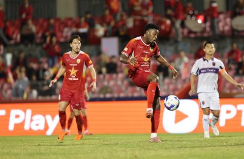 HLV Nguyễn Công Mạnh lý giải việc sớm rút Lê Viktor khỏi sân ở vòng 12 