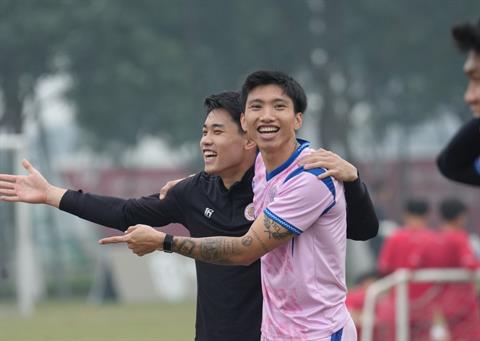 Văn Hậu xuất hiện tươi tỉnh trên sân tập của CLB CAHN