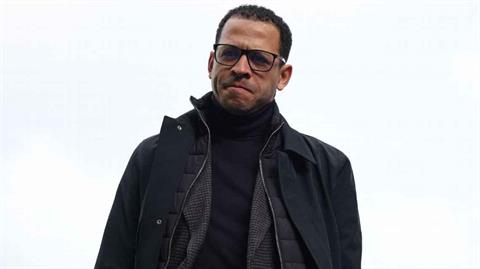 HLV Liam Rosenior cáo buộc Arsenal thiếu tôn trọng Chelsea