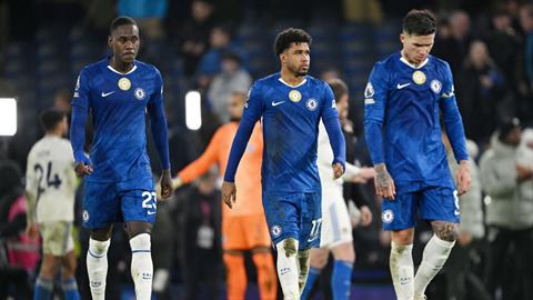 HLV Rosenior bức xúc vì tình huống bóng chạm tay ở trận hòa Leeds