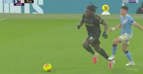 Phil Foden thoát thẻ đỏ sau pha vào bóng cực nguy hiểm