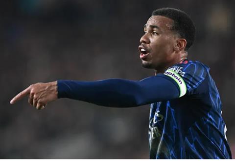 HLV Brentford thất vọng khi Gabriel Magalhaes thoát thẻ đỏ