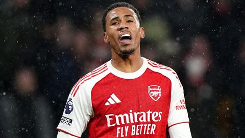 Arsenal tự bắn vào chân mình