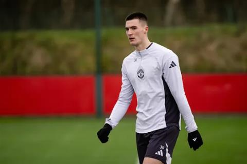 Michael Carrick được khuyên nên tiếp tục để Benjamin Sesko ngồi dự bị