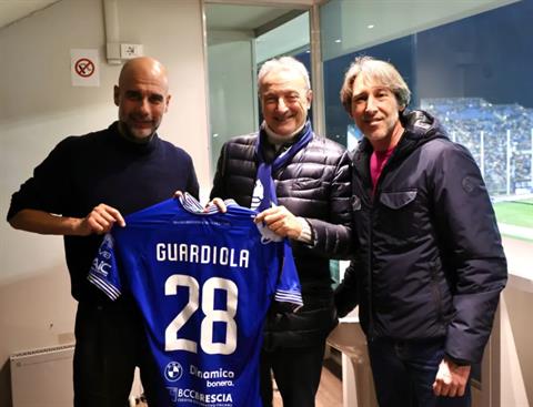 Pep Guardiola gây chú ý khi xuất hiện tại trận đấu hạng Ba Italia