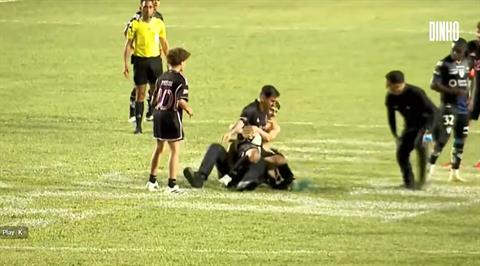 VIDEO: Lionel Messi bị quật ngã trong trận giao hữu hỗn loạn ở Puerto Rico