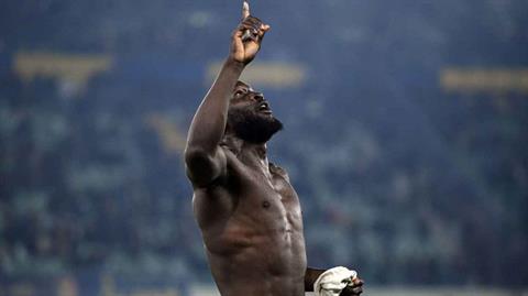 Romelu Lukaku bật khóc khi ghi bàn đầu tiên từ khi cha qua đời