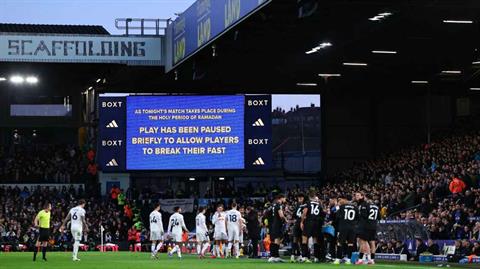 HLV Leeds lên tiếng về vụ la ó quãng nghỉ Ramadan tại Elland Road