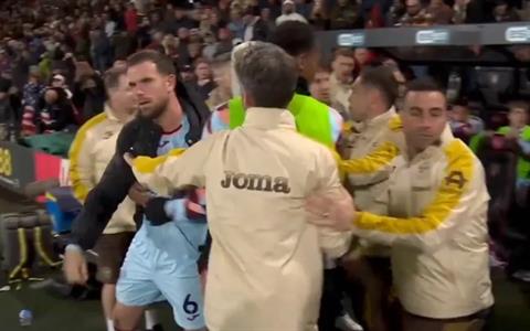 Henderson mất bình tĩnh, tính ăn thua sau trận hòa Bournemouth