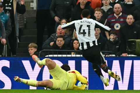 Sao Newcastle nhận thẻ đỏ gây tranh cãi ở trận đấu với MU