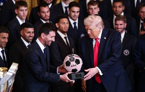 Messi tặng quà cho Donald Trump
