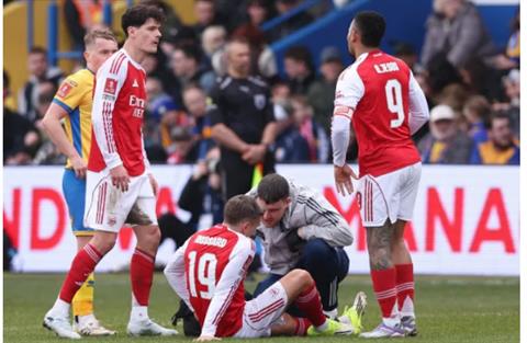 Huyền thoại lo lắng khi Arsenal đánh bại Mansfield 