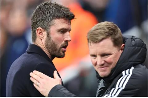 Patrice Evra chỉ trích Paul Scholes về bình luận nhắm vào Michael Carrick