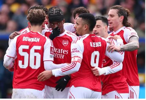 Rooney khuyên Arsenal mặc kệ những chỉ trích về lối đá