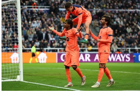 Wayne Rooney không đồng ý với quan điểm của Alan Shearer về Newcastle 