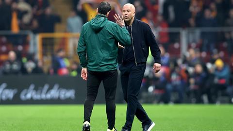 Arne Slot phàn nàn trọng tài sau thất bại trước Galatasaray