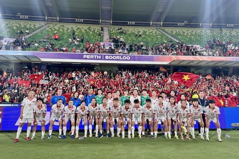 Thầy trò HLV Mai Đức Chung về nước sau khi lỡ vé dự World Cup
