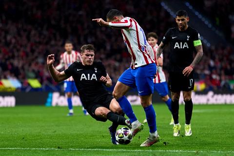 Van de Ven thoát thẻ đỏ gây tranh cãi, CĐV Tottenham dậy sóng