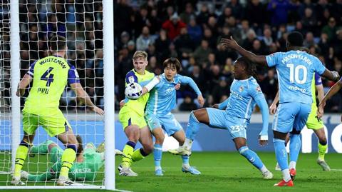 Coventry của Lampard thắng đậm, đặt 1 chân lên Premier League