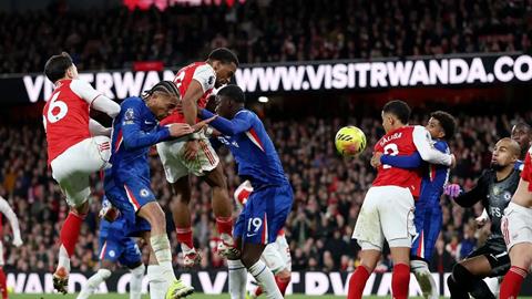 Henry bảo vệ lối chơi của Arsenal mùa này