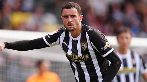 Cầu thủ ở hạng 4 Anh nhận thẻ đỏ vì ném giày đối thủ