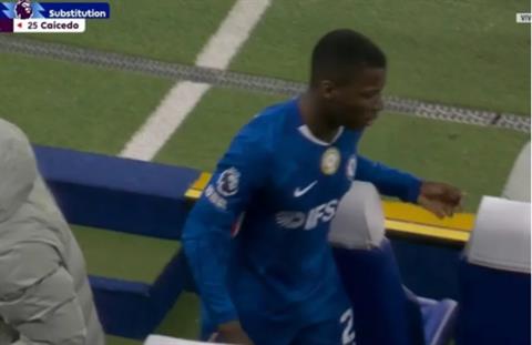 Moises Caicedo nổi điên khi bị thay ra trước Newcastle