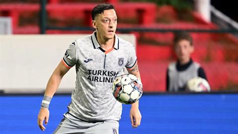 Joachim Low thừa nhận thất vọng khi Mesut Ozil giã từ đội tuyển Đức