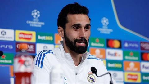 Alvaro Arbeloa nhắc nhở Real Madrid khiêm tốn trước Man City