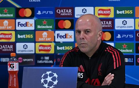 Arne Slot phản bác nhận định của Jamie Carragher về Liverpool