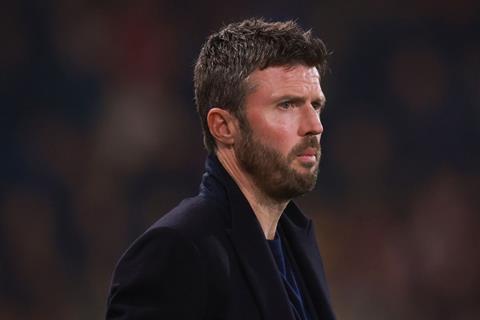 Carrick bức xúc: “Cùng một lỗi, sao chỉ phạt Man United?”