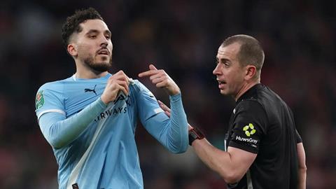 Sao Man City tâng bóng chọc tức Arsenal trong trận chung kết