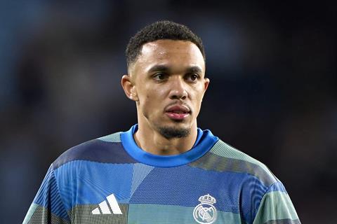 Alexander-Arnold bị loại khỏi đội hình Real Madrid vì đi muộn