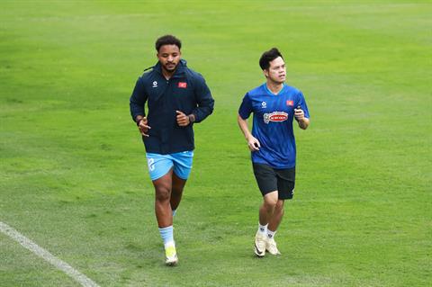 Xuân Son vẫn tập riêng, HLV Kim Sang Sik xỏ giày vào chơi bóng