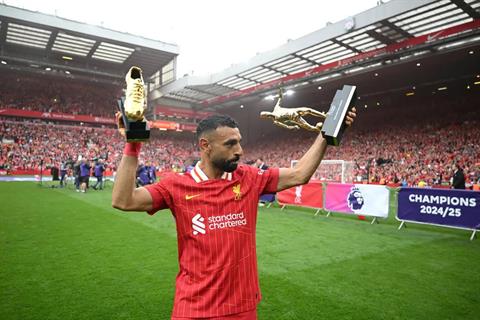 Rời Liverpool với tủ danh hiệu chật cứng, Salah phải bày cúp ra sàn nhà