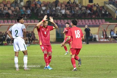 Hoàng Hên ra mắt đầy ấn tượng trong màu áo ĐT Việt Nam