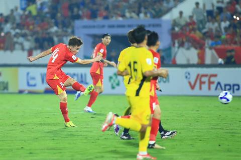 Hoàng Đức bỏ lỡ cơ hội lập siêu phẩm vì bị xà ngang từ chối