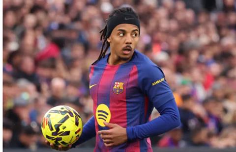 Chelsea lên kế hoạch chiêu mộ hậu vệ của Barca