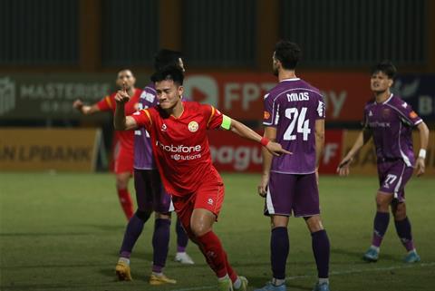 HLV Trần Tiến Đại động viên Thanh Nhàn sau pha đá hỏng 11m