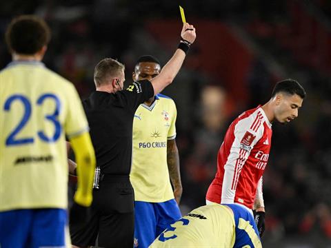 Sao Arsenal thoát thẻ đỏ khi va chạm với trọng tài chính