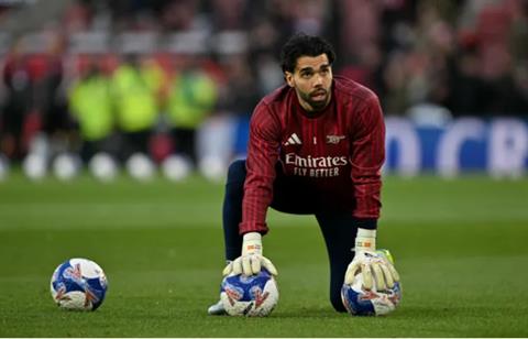 David Raya lên tiếng về việc phải ngồi dự bị cho Kepa