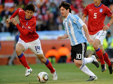 HLV Kim Sang Sik chia tay trợ lý từng đối đầu Messi
