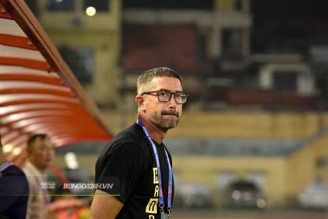 HLV Harry Kewell ví sân tập Hà Nội với Wembley