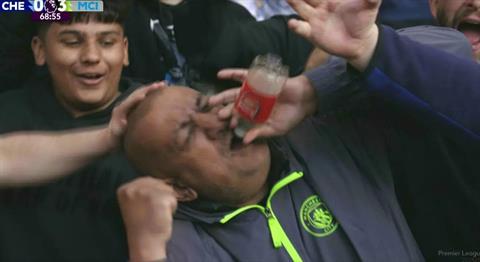 CĐV Man City chế giễu Arsenal trong trận thắng Chelsea