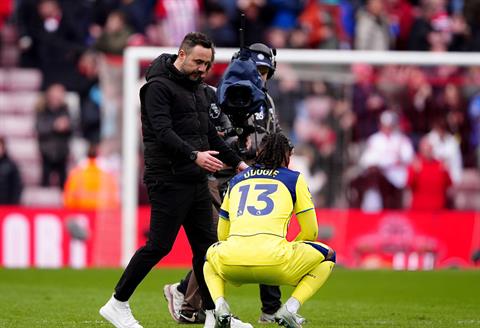 Tottenham gặp khó vì cầu thủ sợ phải xuống hạng